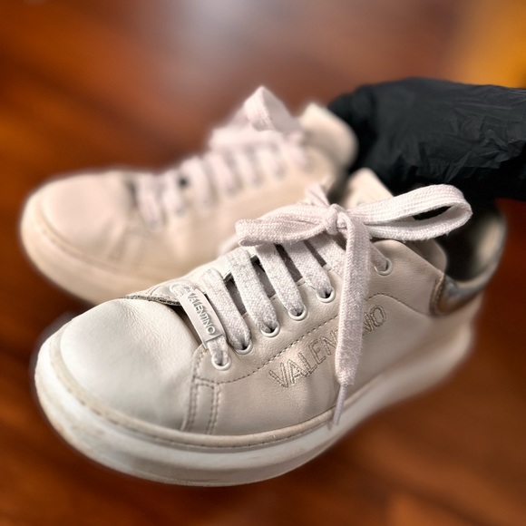 BLOGGER’S FAVE! Valentino fresia leather white sneakers US 7.5 - Picture 2 of 9